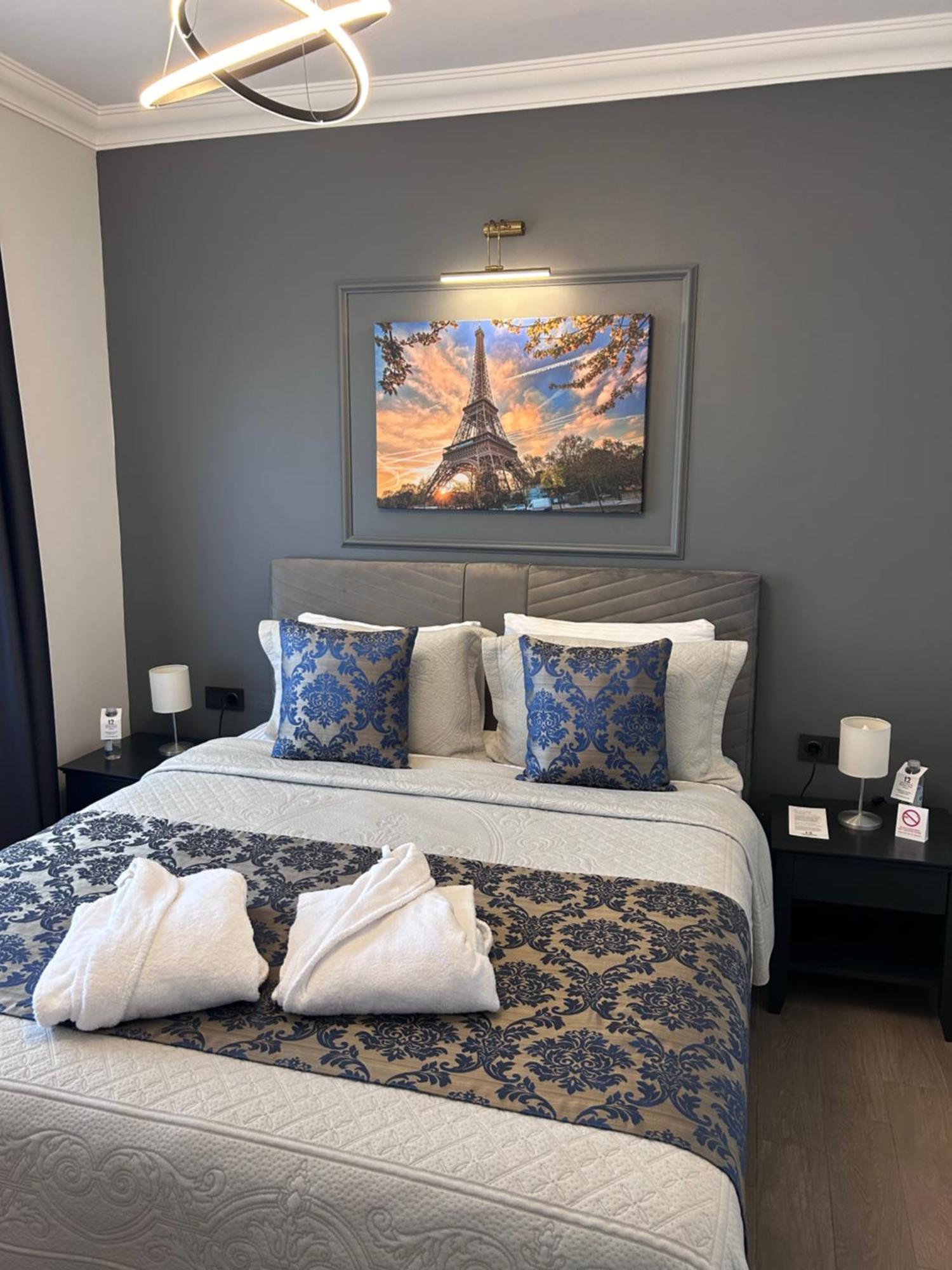 Hotel 12